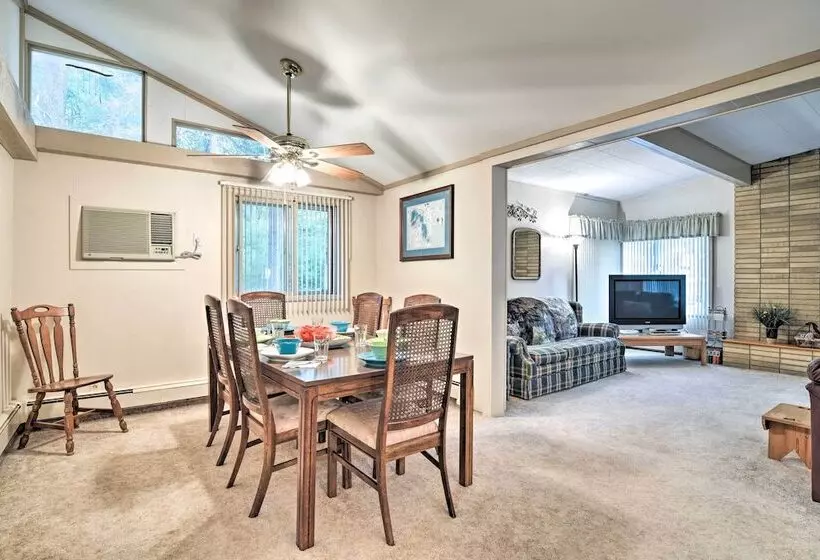 Roscommon Cabin W/ Fire Pit: Walk To Higgins Lake!