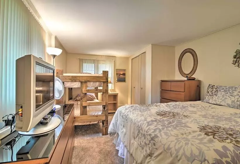 Roscommon Cabin W/ Fire Pit: Walk To Higgins Lake!