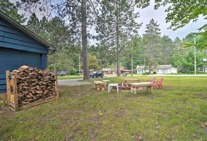 Roscommon Cabin W/ Fire Pit: Walk To Higgins Lake!