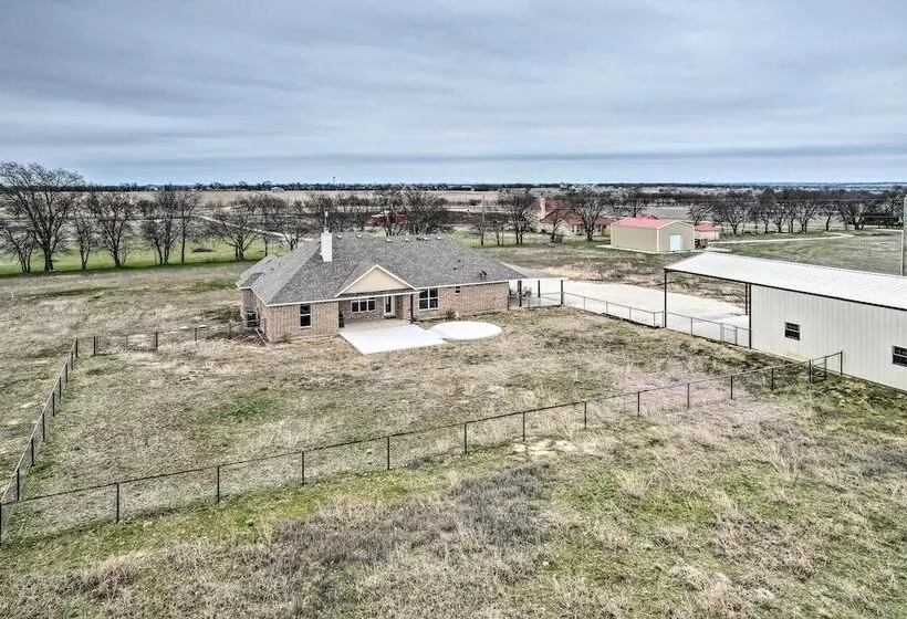 Secluded Krum Home W/ Patio & Gas Grill!