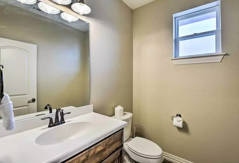 Secluded Krum Home W/ Patio & Gas Grill!