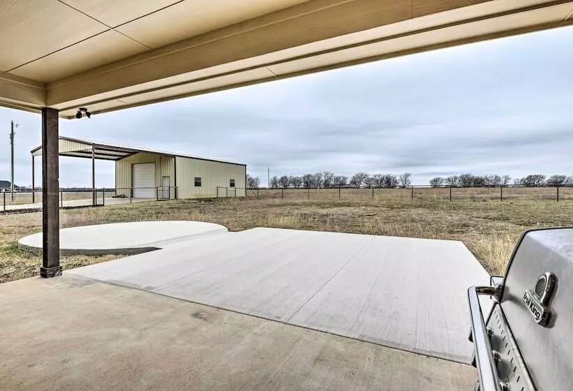 Secluded Krum Home W/ Patio & Gas Grill!