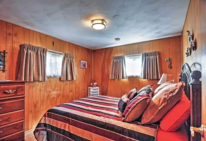 South Fork Log Cabin W/ Beautiful Mountain Views!