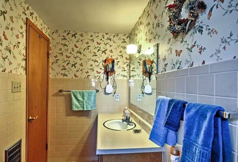 South Fork Log Cabin W/ Beautiful Mountain Views!