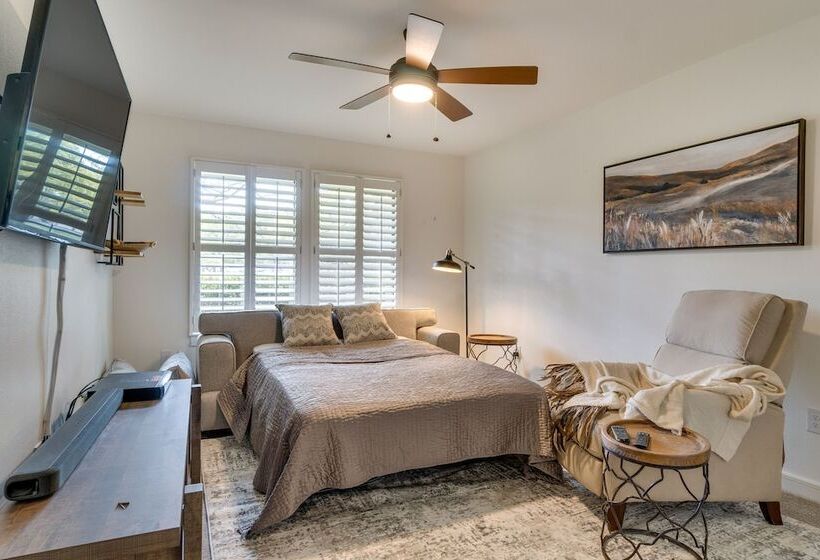 Spacious Texas Abode Patio, Pool, & Fire Pit