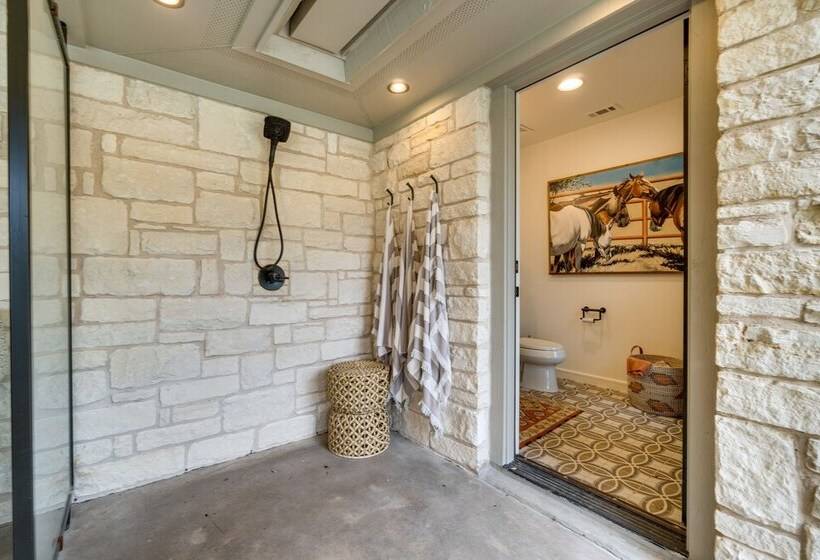 Spacious Texas Abode Patio, Pool, & Fire Pit