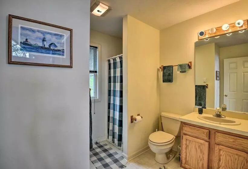 Waterfront Hammond Home W/ Grill + Boat Dock!