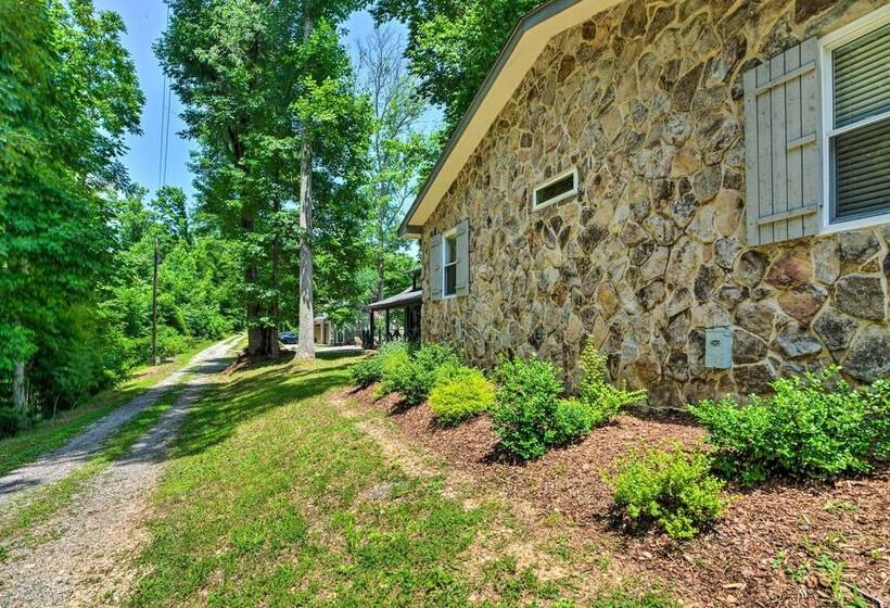 Baxter Hideaway: Screened Porch, Lake Views!