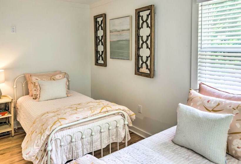 Baxter Hideaway: Screened Porch, Lake Views!