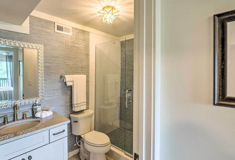 Baxter Hideaway: Screened Porch, Lake Views!