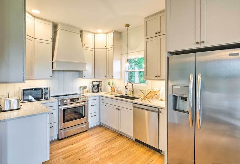 Baxter Hideaway: Screened Porch, Lake Views!