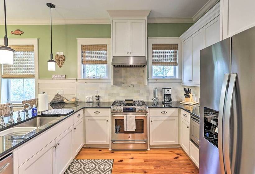 Breezy Home W/ Grills, Pool & Beach Access!