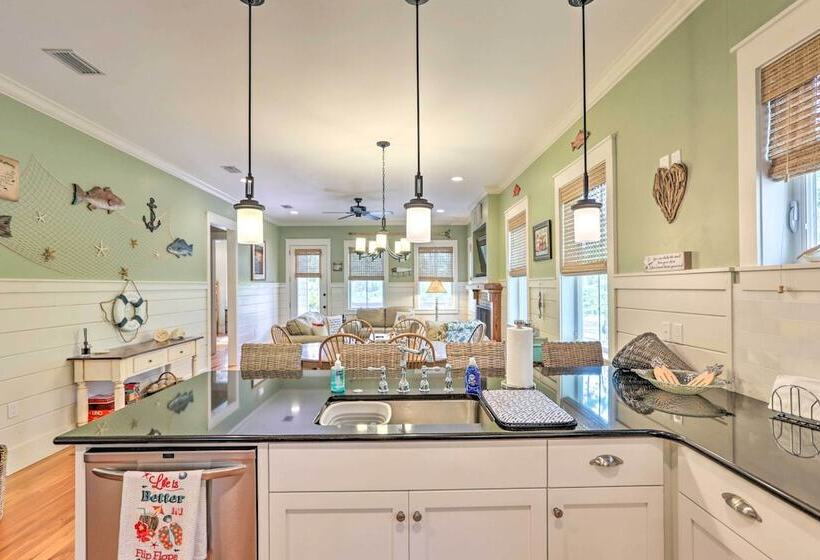 Breezy Home W/ Grills, Pool & Beach Access!