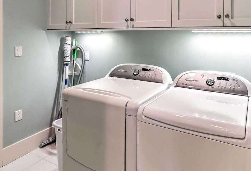 Breezy Home W/ Grills, Pool & Beach Access!