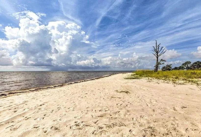 Breezy Home W/ Grills, Pool & Beach Access!