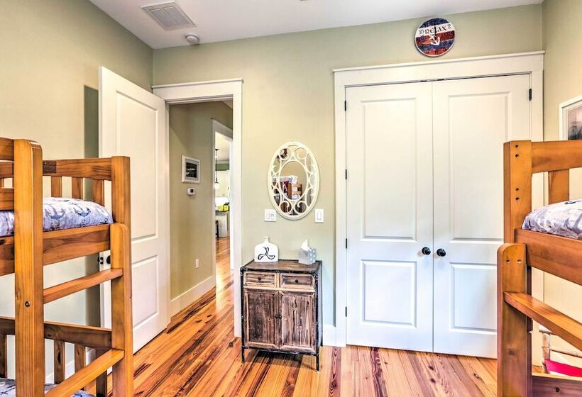 Breezy Home W/ Grills, Pool & Beach Access!