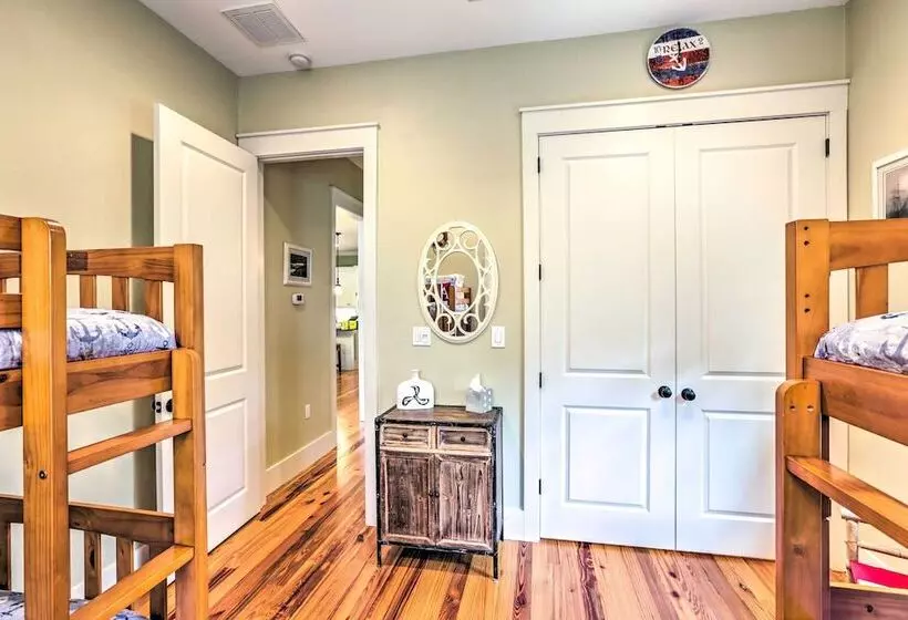 Breezy Home W/ Grills, Pool & Beach Access!