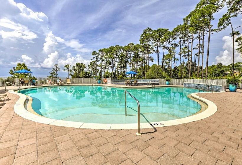 Breezy Home W/ Grills, Pool & Beach Access!