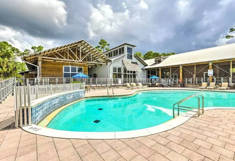 Breezy Home W/ Grills, Pool & Beach Access!