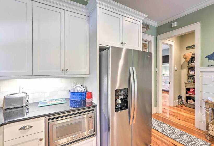 Breezy Home W/ Grills, Pool & Beach Access!