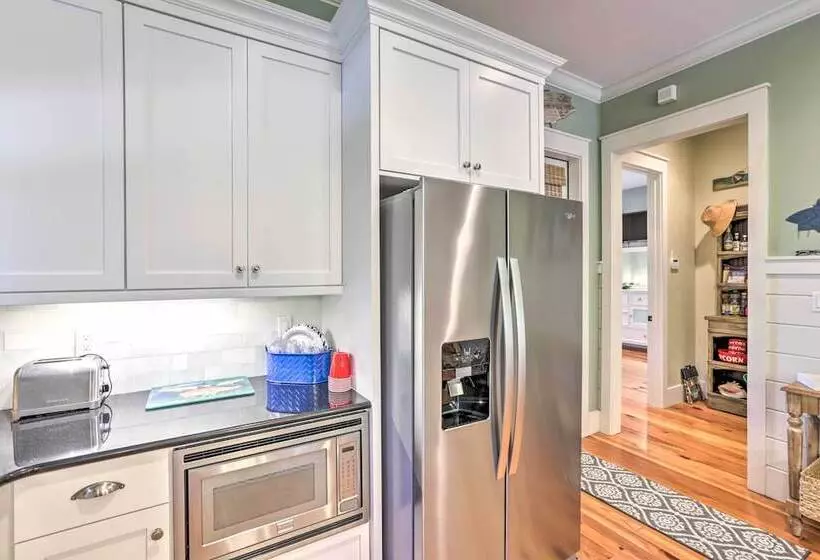 Breezy Home W/ Grills, Pool & Beach Access!