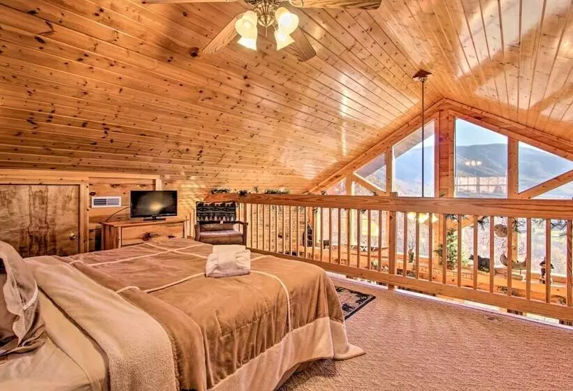 Cabin W/ Breathtaking Views, Pool Access & Theater