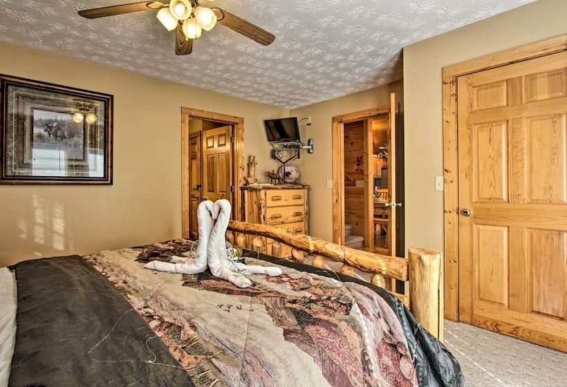 Cabin W/ Breathtaking Views, Pool Access & Theater