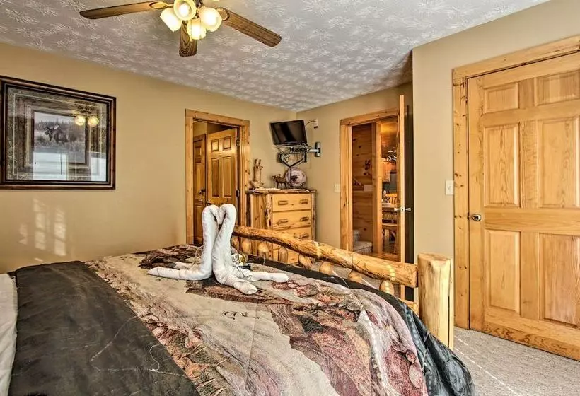 Cabin W/ Breathtaking Views, Pool Access & Theater