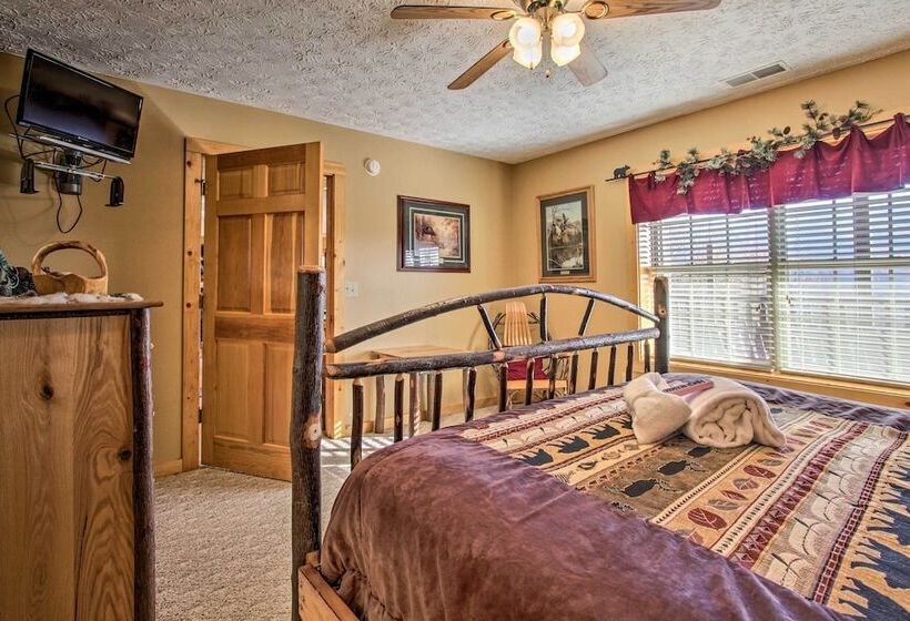 Cabin W/ Breathtaking Views, Pool Access & Theater