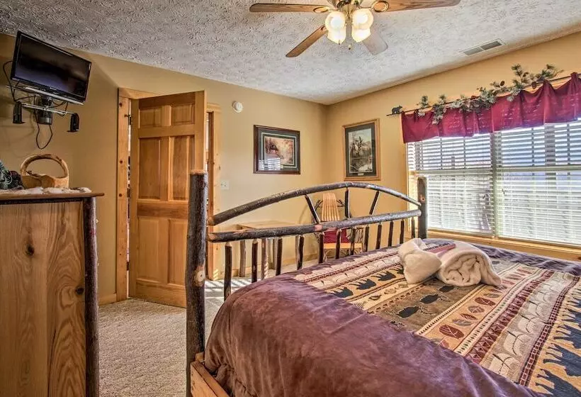 Cabin W/ Breathtaking Views, Pool Access & Theater