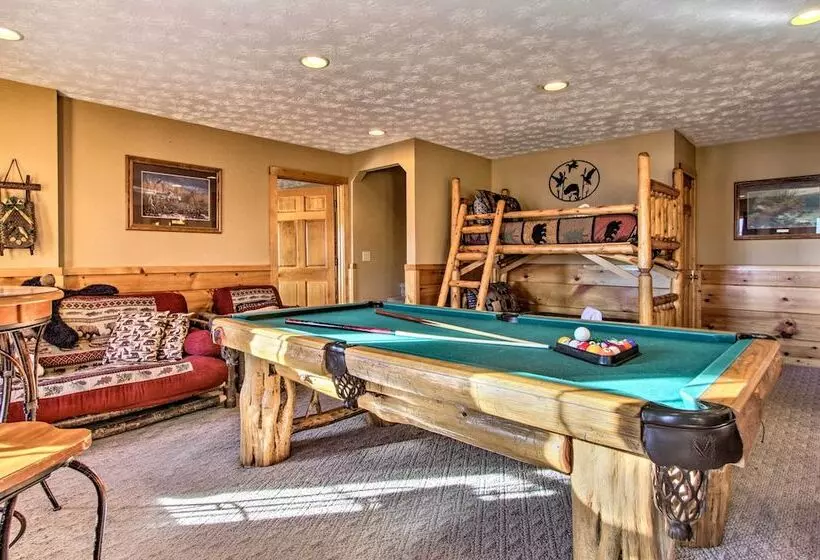 Cabin W/ Breathtaking Views, Pool Access & Theater