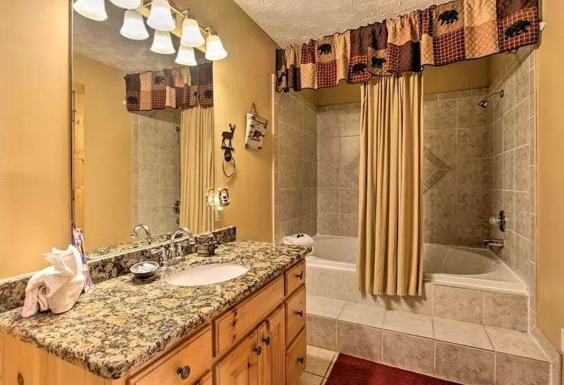 Cabin W/ Breathtaking Views, Pool Access & Theater