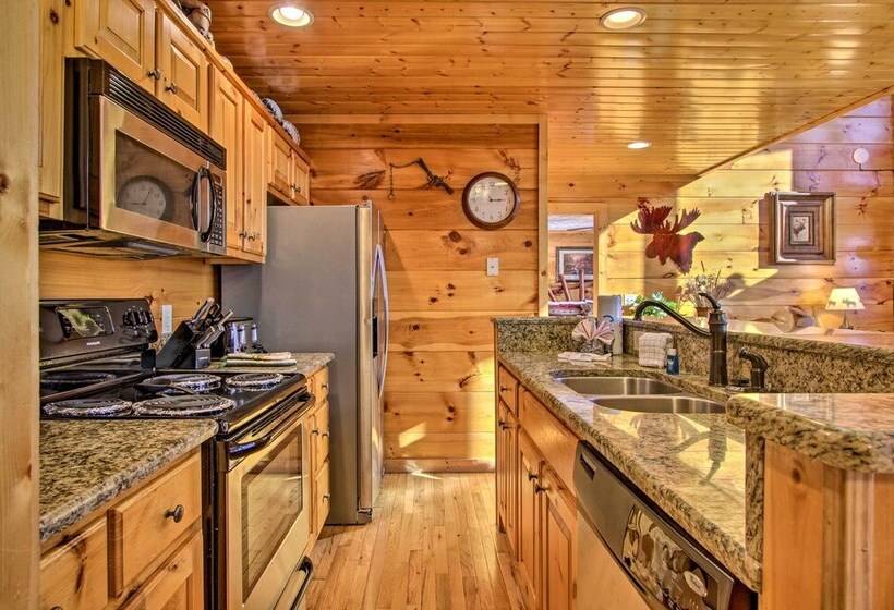 Cabin W/ Breathtaking Views, Pool Access & Theater