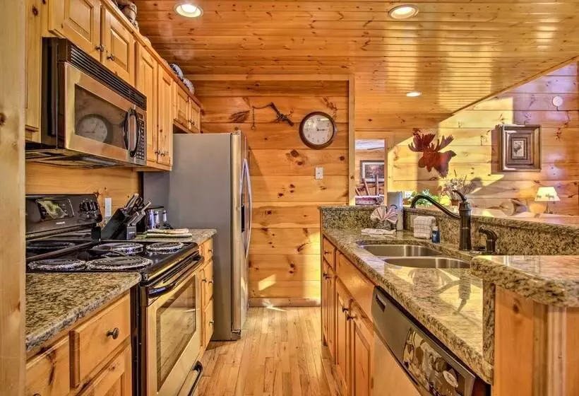 Cabin W/ Breathtaking Views, Pool Access & Theater