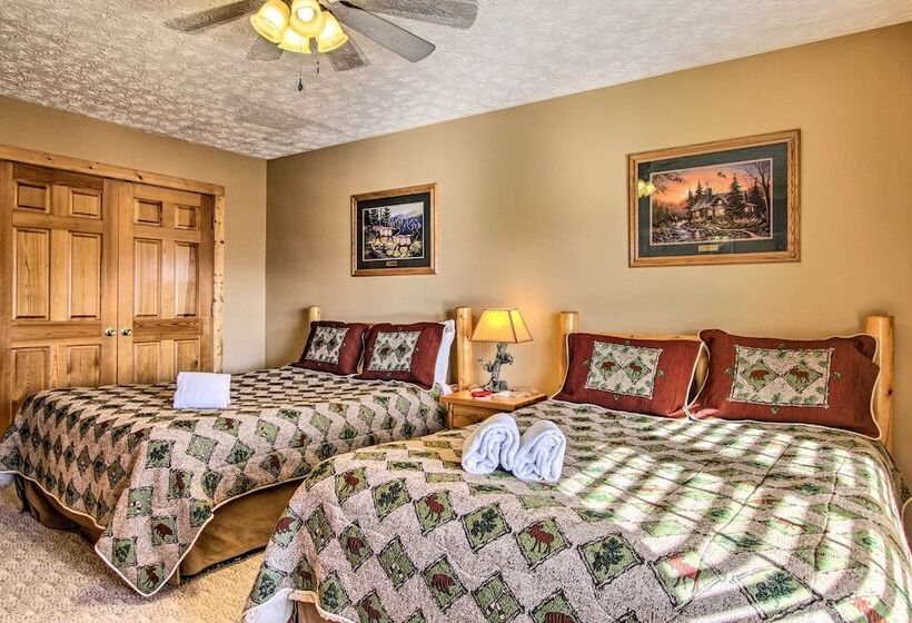 Cabin W/ Breathtaking Views, Pool Access & Theater