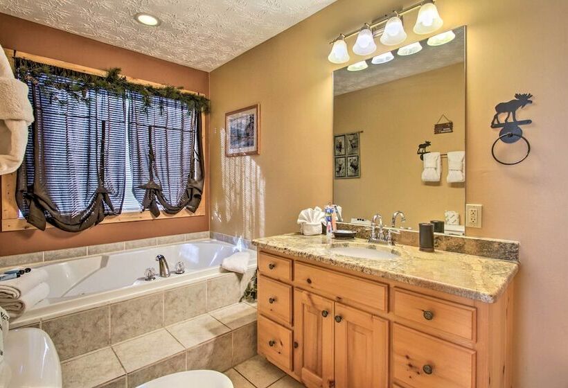 Cabin W/ Breathtaking Views, Pool Access & Theater