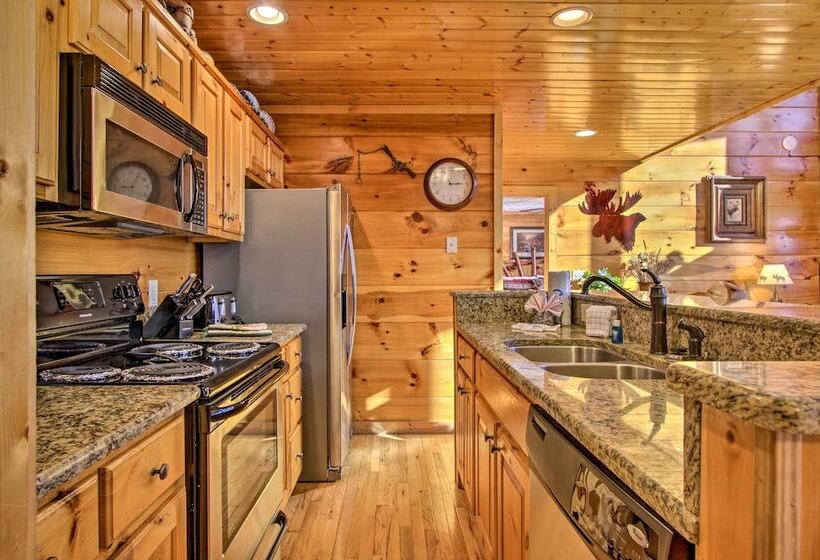 Cabin W/ Breathtaking Views, Pool Access & Theater