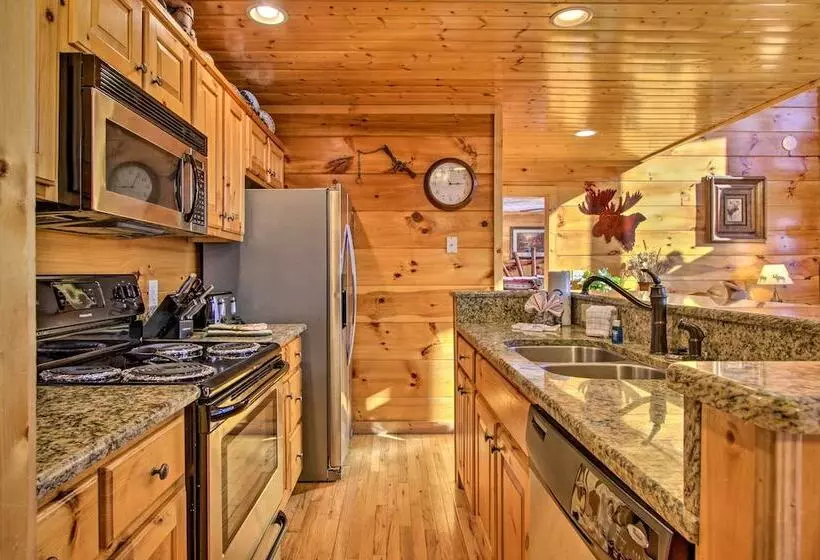 Cabin W/ Breathtaking Views, Pool Access & Theater