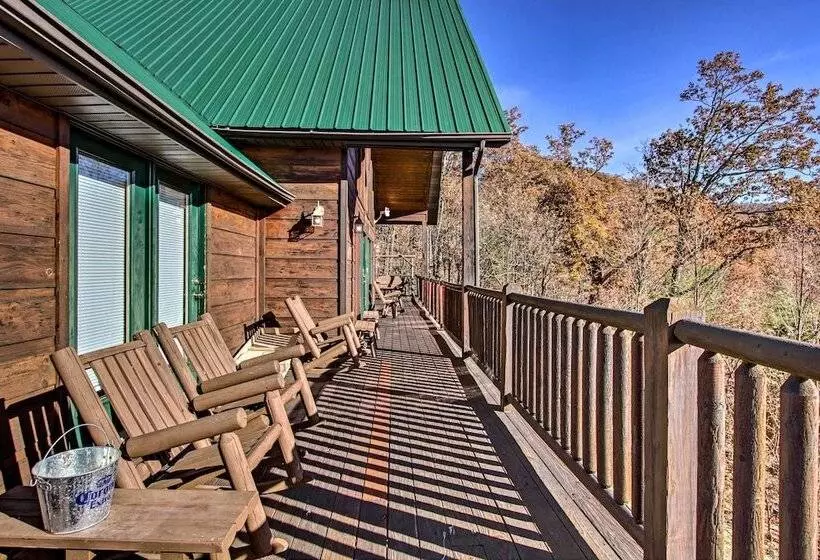 Cabin W/ Breathtaking Views, Pool Access & Theater