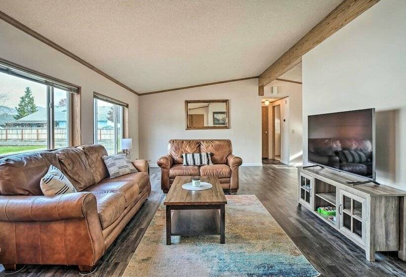 Charming Grants Pass Home W/ Large Backyard!