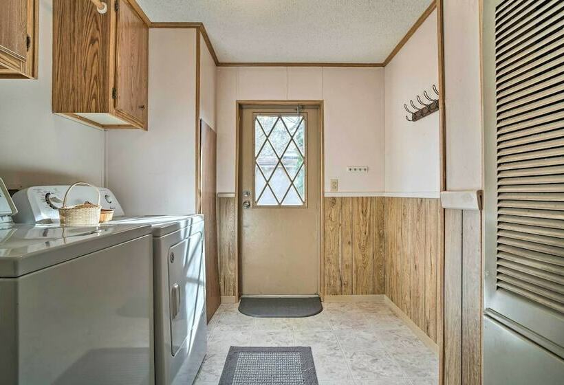 Charming Grants Pass Home W/ Large Backyard!