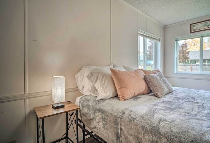 Charming Grants Pass Home W/ Large Backyard!