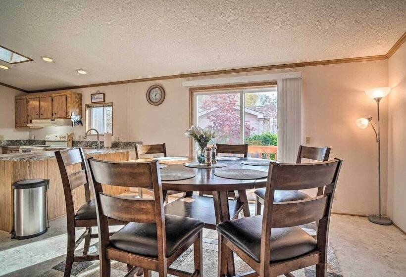 Charming Grants Pass Home W/ Large Backyard!