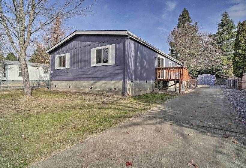 Charming Grants Pass Home W/ Large Backyard!