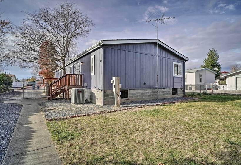 Charming Grants Pass Home W/ Large Backyard!