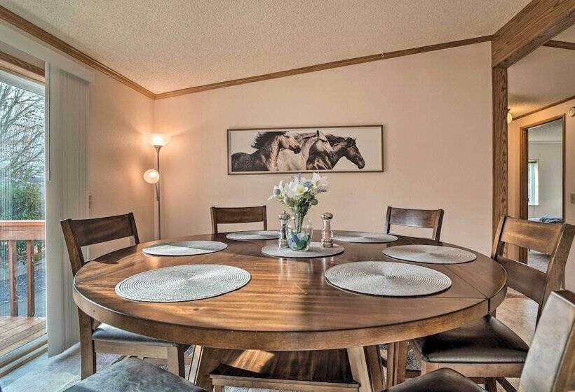 Charming Grants Pass Home W/ Large Backyard!