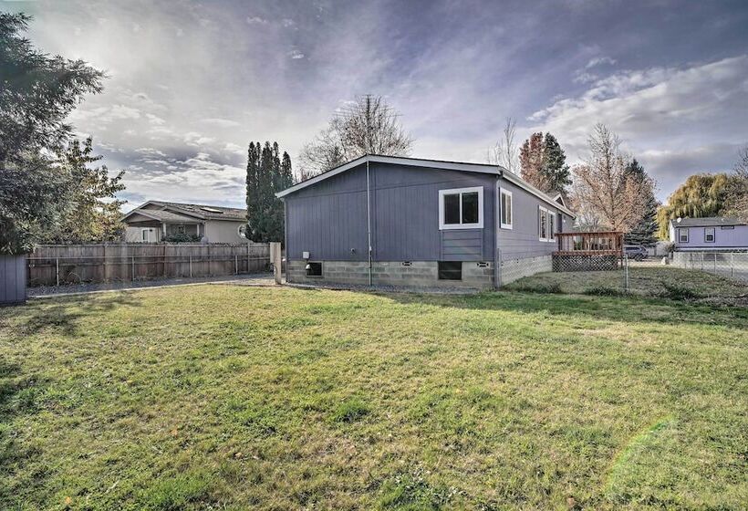 Charming Grants Pass Home W/ Large Backyard!