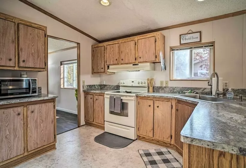 Charming Grants Pass Home W/ Large Backyard!