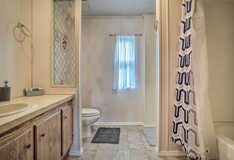 Charming Grants Pass Home W/ Large Backyard!