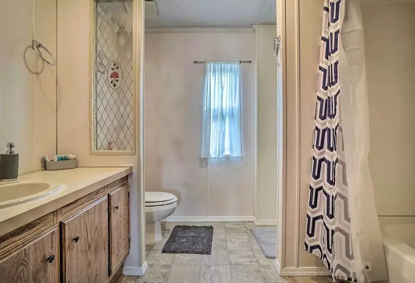 Charming Grants Pass Home W/ Large Backyard!